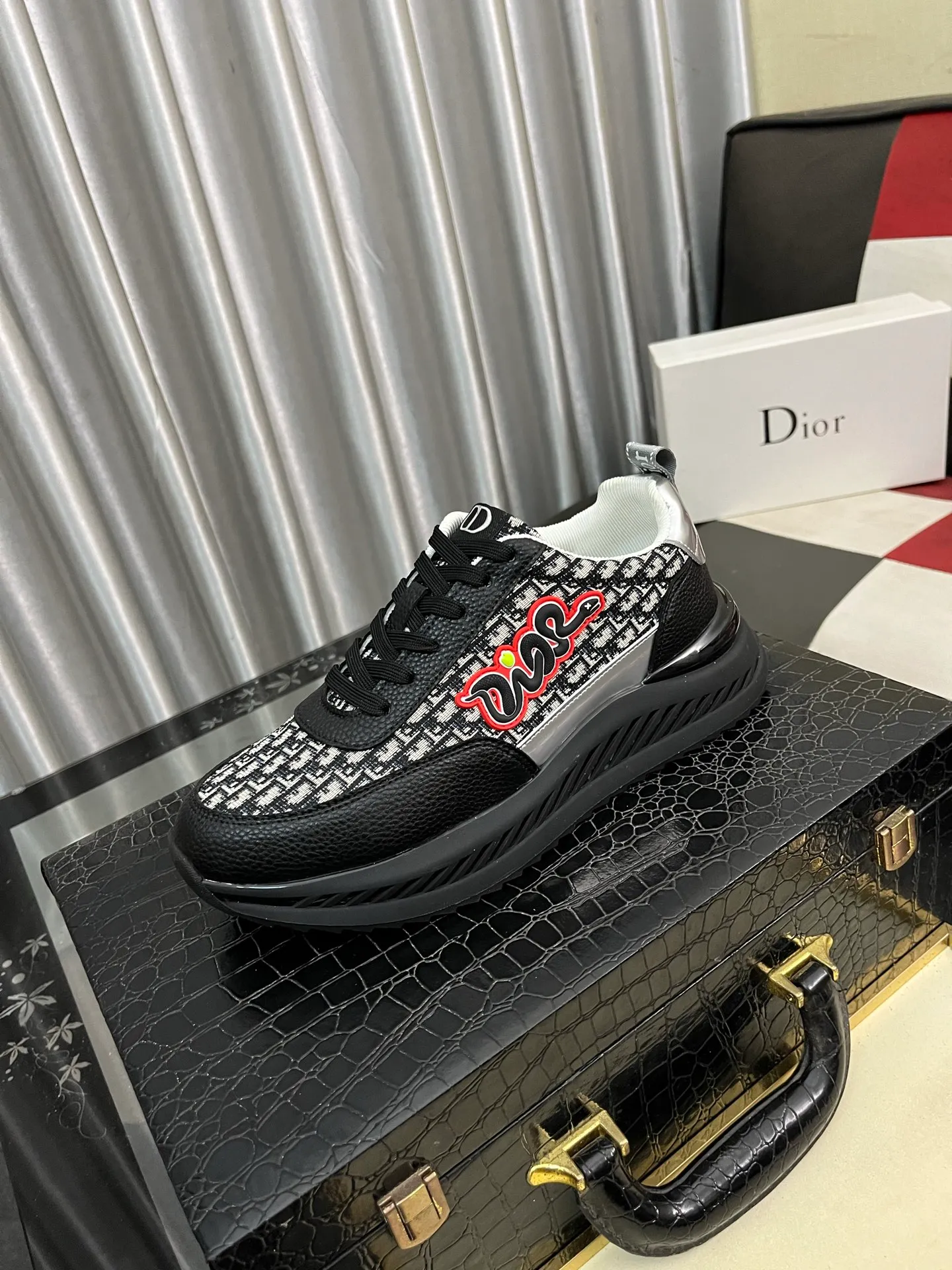 Men's Men's Shoes💰458⌚️⌚️Dior unique modern style sneakers. Counter purchasing 🏃casual leather shoes😍😍 original cowhide leather imported from Italy (refuses to discolor and grind feet) soles: original soles specially provided by the original factory, super cool😍 lace up and walk with wind👍 style design ⚠️ super comfortable and wear-resistant original soles. Just like shooting the real thing 🎬The real thing is better Code number: 38-445⃣️Colors available